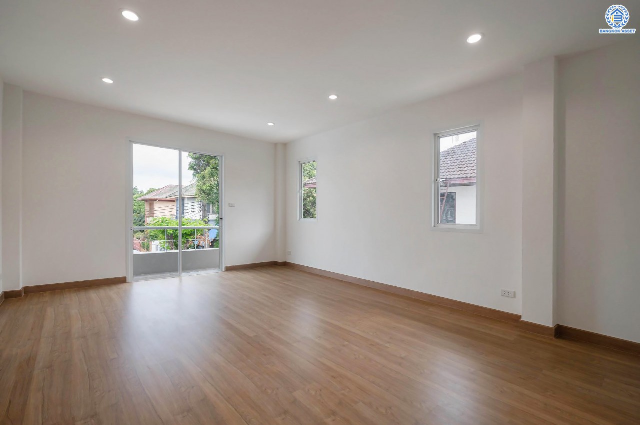 บ้านมือสองตกแต่งใหม่ โครงการ บ้านพิมาน ปิ่นเกล้า-กาญจนาภิเษก เนื้อที่ 103 ตร.ว. ฟังก์ชัน 4 ห้องนอน 3 ห้องน้ำ 1 ห้องอเนกประสงค์ จอดรถได้ 2 คัน บนทำเลเดินทางสะดวก ติดถนนกาญจนาภิเษก เชื่อมต่อหลายเส้นทาง ใกล้ทางด่วน "กาญจนาภิเษก" รถไฟฟ้า "สถานีหลักสอง" และเดอะมอลล์บางแค